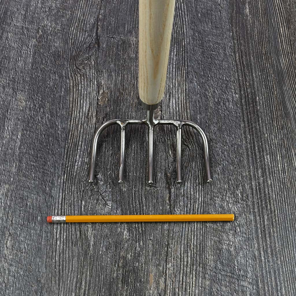 Sneeboer Children’s Garden Rake - size comparison