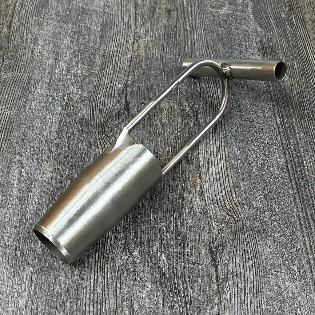 Sneeboer hand bulb planter on side.