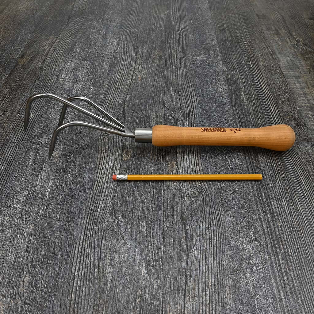 Sneeboer Hand Garden Cultivator Bulb Handle size comparison