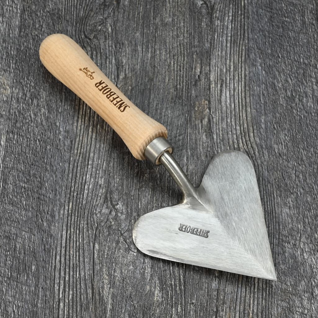 Sneeboer Heart Shaped Garden Trowel front view