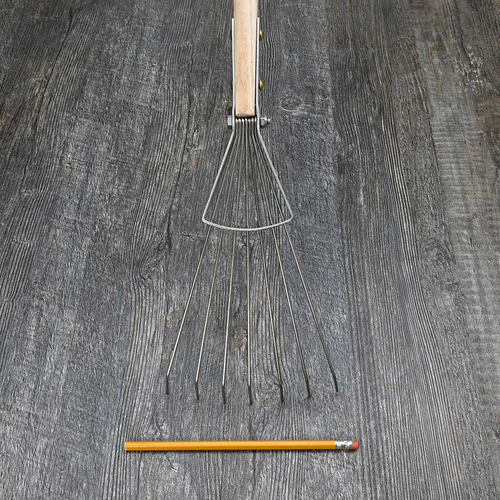Sneeboer Leaf Rake 7-Tine - size comparison