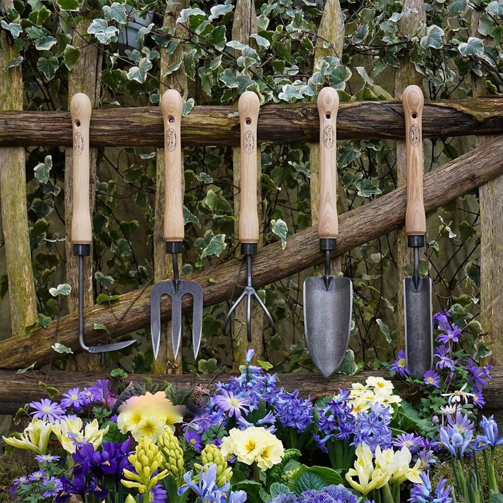 DeWit mid-size handle tools in garden