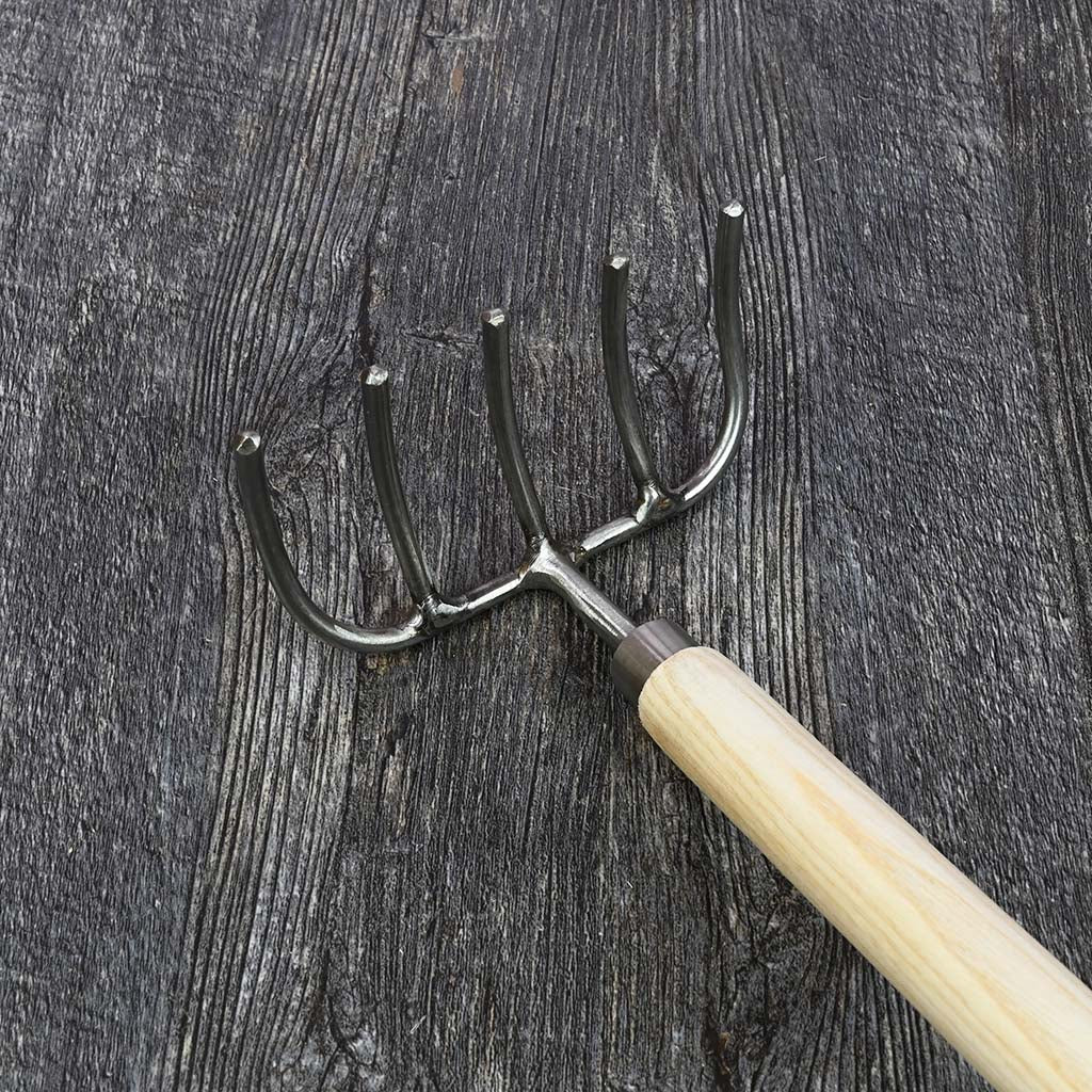 Sneeboer Children’s Garden Rake - tines bottom view