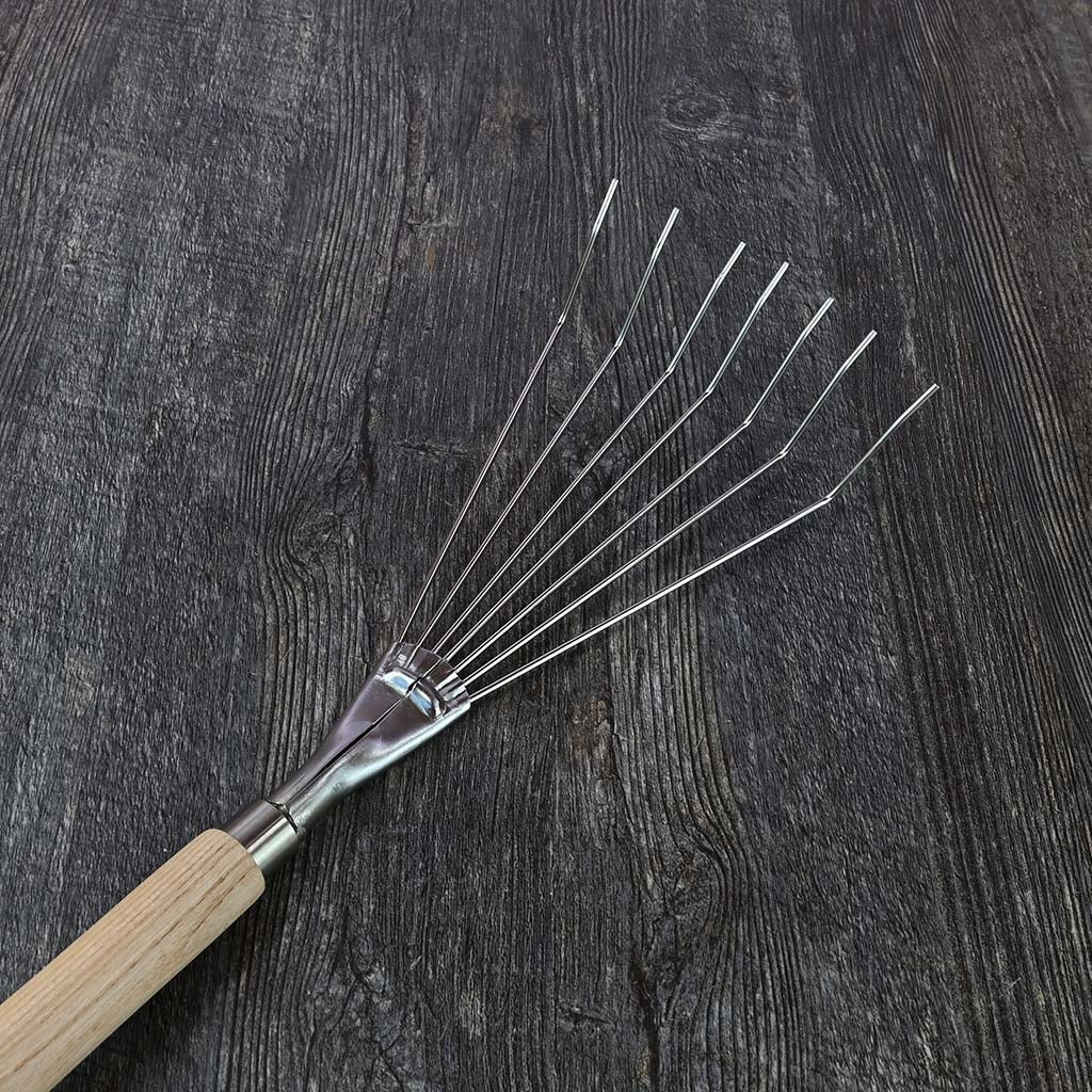Sneeboer Children’s Leaf Rake - tines bottom view