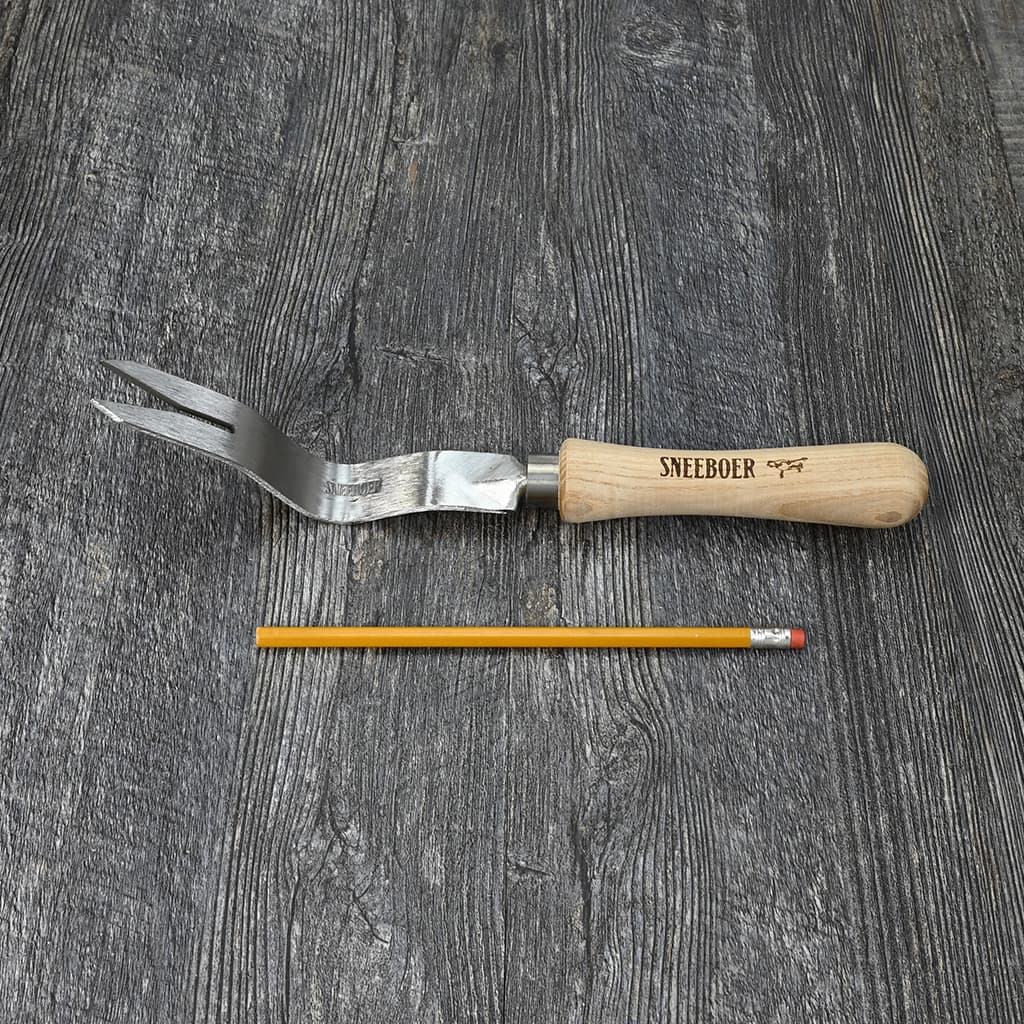 Sneeboer Daisy Grubber Weeder size comparison handle wood choice