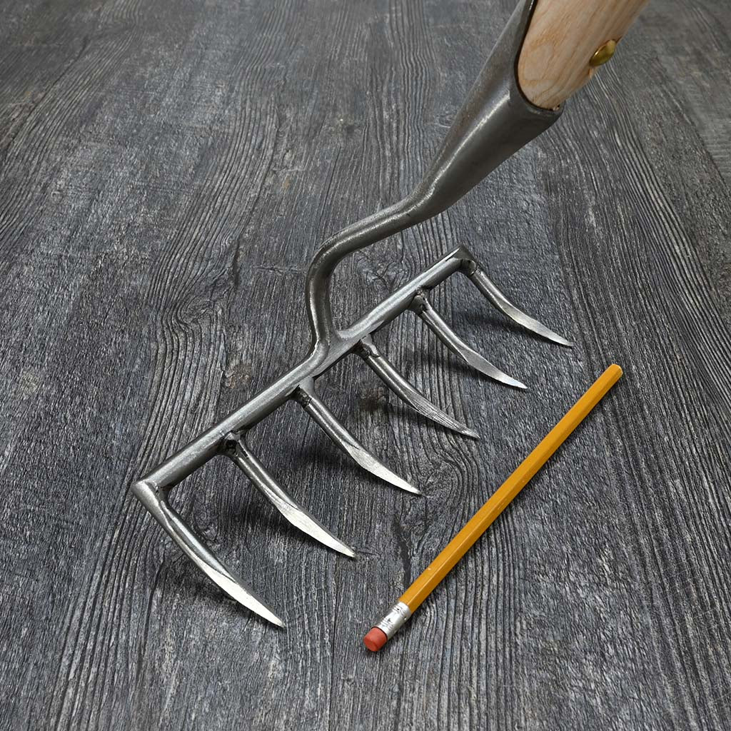 Sneeboer Garden Rake 6-Tine - size comparison