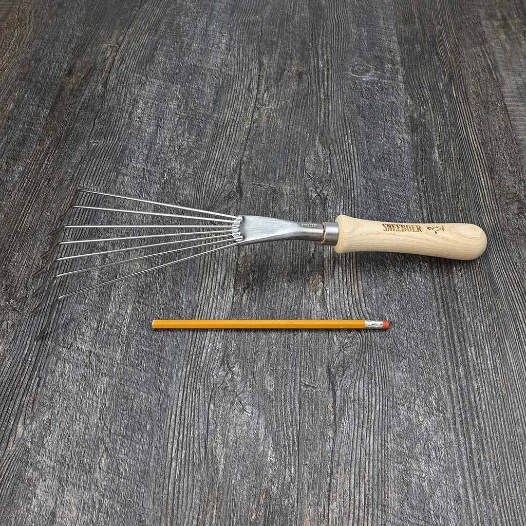 Sneeboer Hand Leaf Rake size comparison