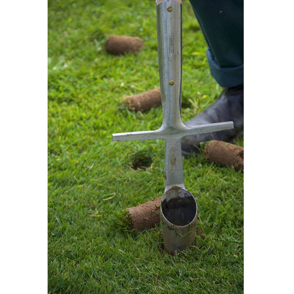 Great Dixter Bulb Planter by Sneeboer - removing soil plugs