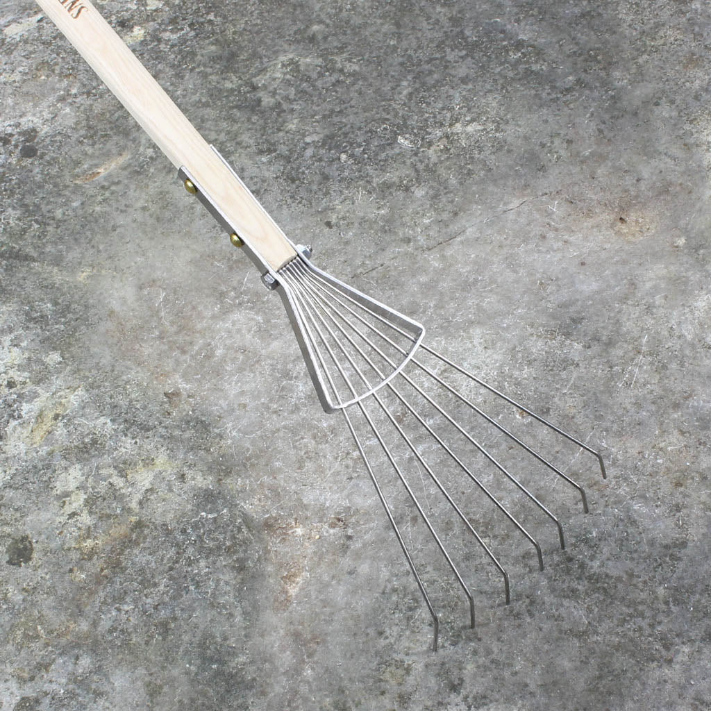 Leaf Rake 7-Tine by Sneeboer - front view