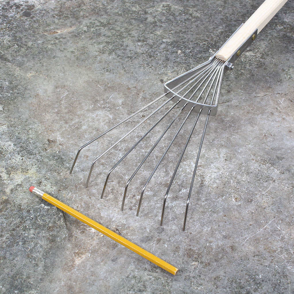 Leaf Rake 7-Tine by Sneeboer - size comparison
