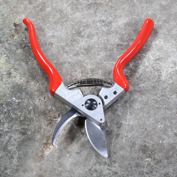 FELCO 2 One-Hand Pruning Shear Review: A Champ in the Garden