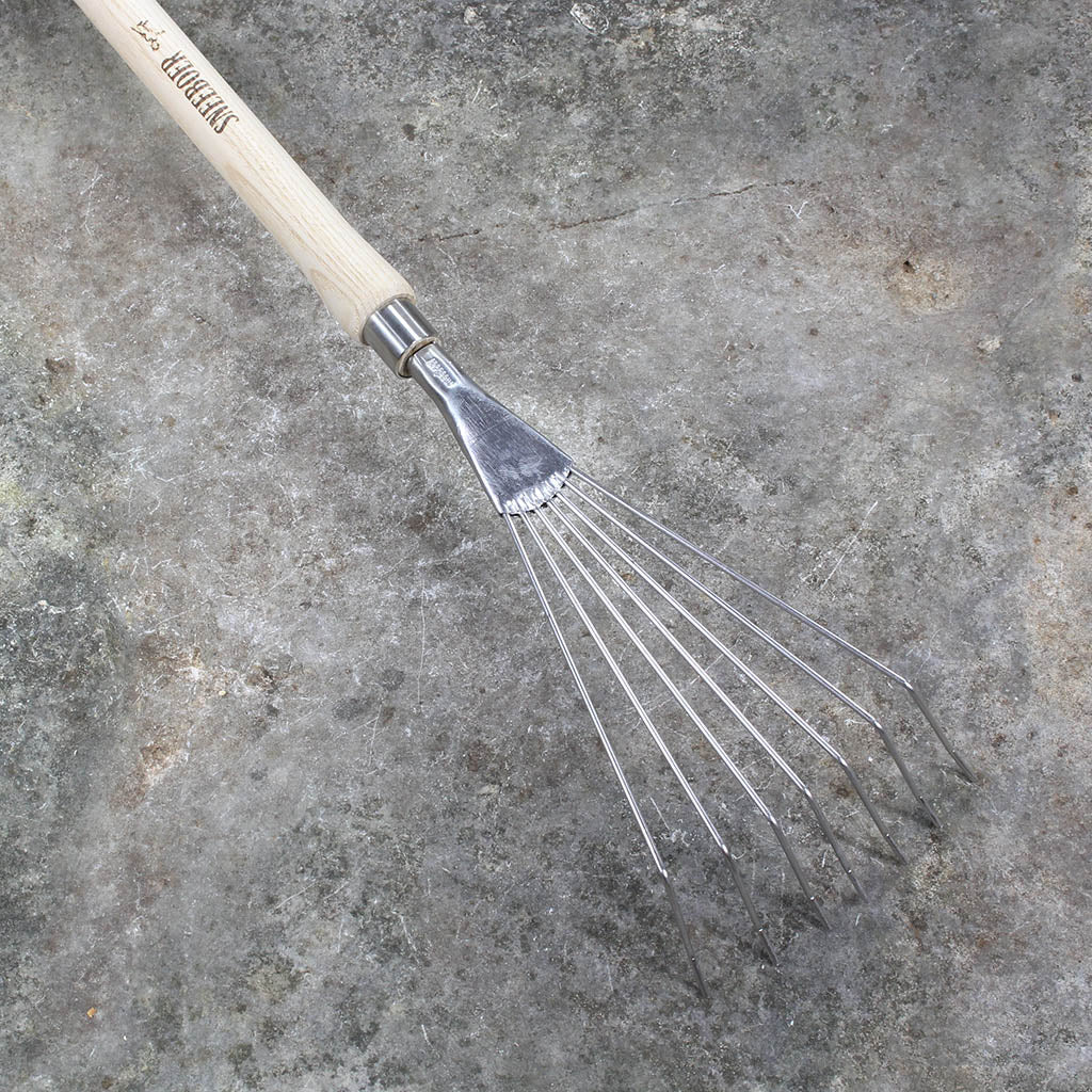 Raised Bed Leaf Rake by Sneeboer - top view